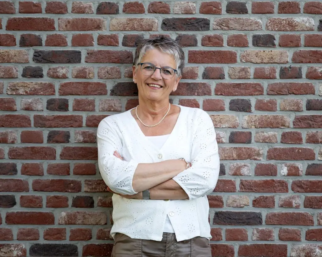 Hanneke van Bemmel voor een bakstenen muur